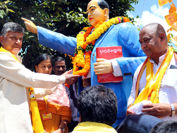 మీకు నేను అన్నీ ఇచ్చాక వైసిపి వైపు ఎందుకు చూస్తారు