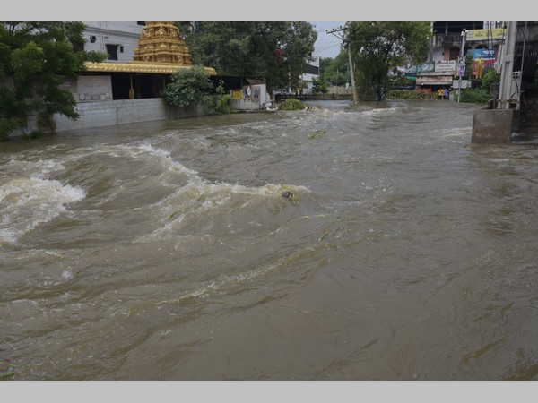 సెల్లార్ లలోకి వరద నీరు: