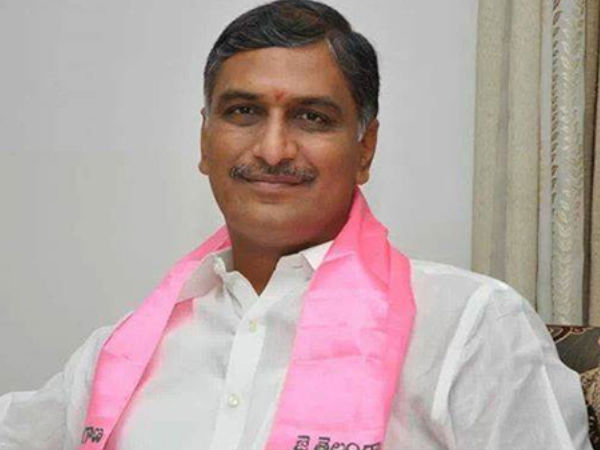 సిద్ధిపేటలో ఆగమేఘాలపై ఇలా మెడికల్ కళాశాలఒకవేళ గుత్తా సుఖేందర్ రెడ్డి చెప్పినట్లు జిల్లా కేంద్రాల్లో మెడికల్ కాలేజీలు ఏర్పాటు చేయడానికి ముందుకు వస్తే ఇప్పటివరకు ఇచ్చిన హామీలు ఎందుకు నిలుపుకోలేదో ముందు ఆయన వివరణ ఇవ్వాల్సి ఉంటుంది. నల్లగొండతోపాటు కరీంనగర్లో మెడికల్ కాలేజీ ఏర్పాటు చేస్తామన్న హామీ ఇచ్చిన సీఎం కేసీఆర్.. గతేడాది అక్టోబర్లో విజయదశమి సందర్భంగా కొత్త జిల్లా సిద్ధిపేట కేంద్రంగా ఆవిర్భవించిన నాడే కొత్త మెడికల్ కాలేజీ ఏర్పాటు చేస్తానని ప్రకటించారు. అంతే కాదు ఆగమేఘాలపై సిద్దిపేటలో మెడికల్ కాలేజీ ఏర్పాటుకు అవసరమైన చర్యలన్నీ జరుగుతున్నాయి.