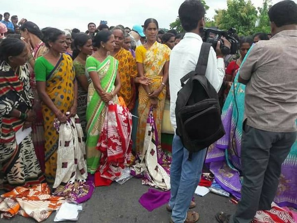 జగిత్యాల, భువనగిరిల్లో చీరలు తగలబెట్టి: