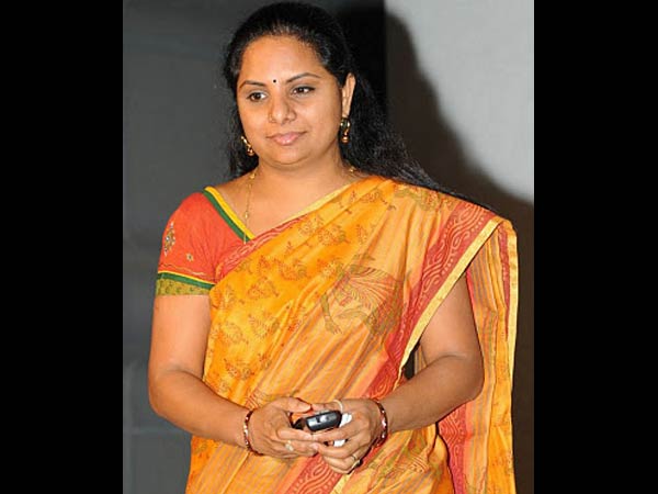 చీరెల పంపిణీని రాజకీయాలకు వాడుకొన్నారు