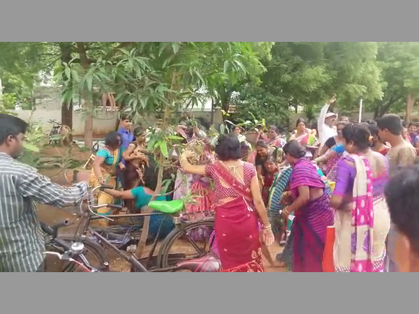కోటికి పైగా చీరల పంపిణీ