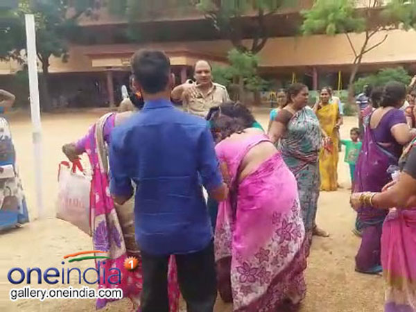 చీరల గురించి కేటీఆర్కు ఏం తెలుసు?