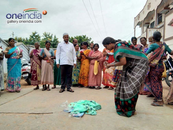 చేనేత చీరలని ప్రచారం చేసుకుంది నిజం కాదా