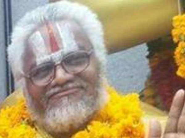 నాలుకను నాకమని చెప్పాడు: