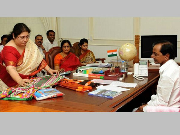 సిరిసిల్ల నేత కార్మికులు నేసిన చీరలపై ఇలా ప్రచారం
