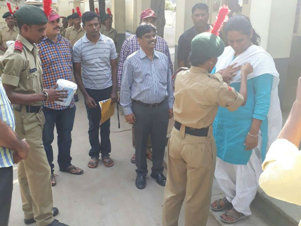 పెద్దపల్లి కలెక్టర్ బదిలీ వివాదం:
