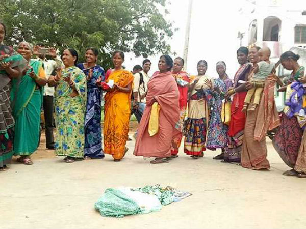 నాసిరకం చీరల పంపిణీపై ఇలా విపక్షాల ఆందోళన