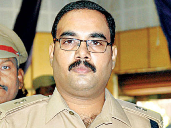 నిద్రిస్తున్న సమయంలోనే సోదాలు