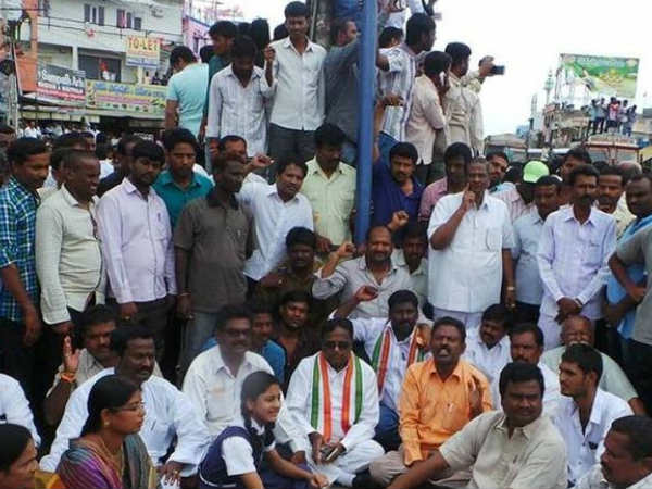 పరిహారం చెల్లింపు కోసం నిర్వాసితుల ఆందోళన