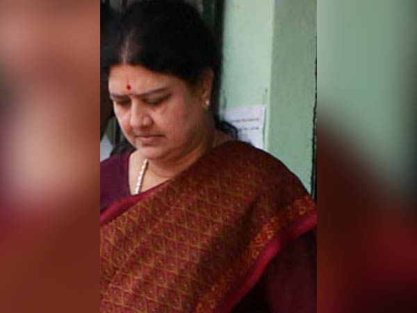 పదవుల కోసం కాళ్లు పట్టుకున్నారు