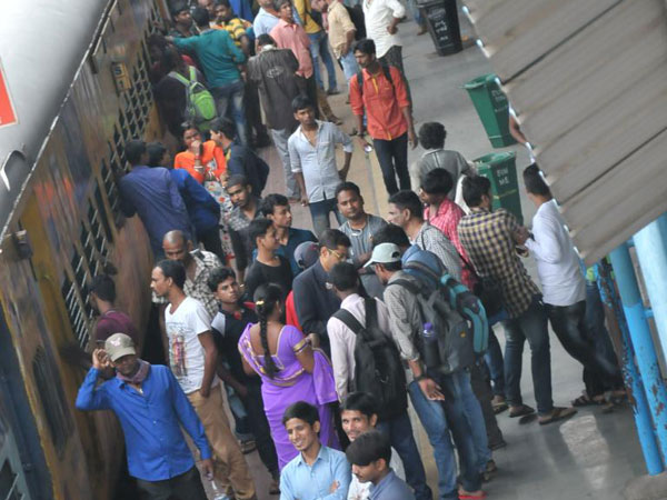 రైల్వే కూలీలూ బాదుతున్నారు: