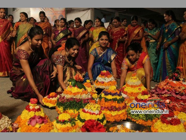 మహిళలు తంగేడు పూల ఆకృతిలో చేరి..