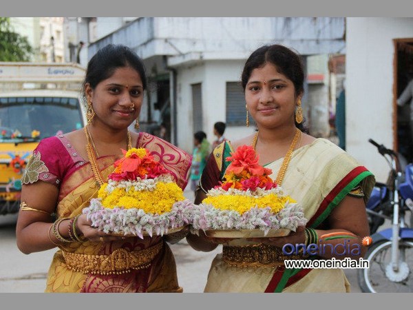 పసుపు, ఆకుపచ్చని చీరల్లో వచ్చిన మహిళలు