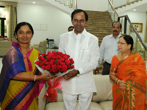 paritala sunitha met CM KCR with her two sons paritala sunitha met CM KCR with her two sons