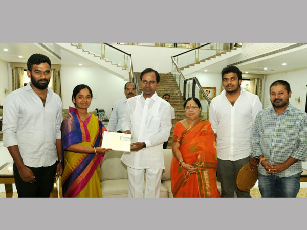 paritala sunitha met CM KCR with her two sons paritala sunitha met CM KCR with her two sons
