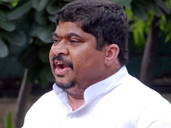 Ponnam Prabhakar fires at KCR government for sarees issue Ponnam Prabhakar fires at KCR government for sarees issue