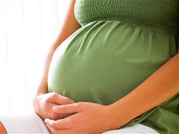 Pregnant woman forced to deliver baby on table Pregnant woman forced to deliver baby on table