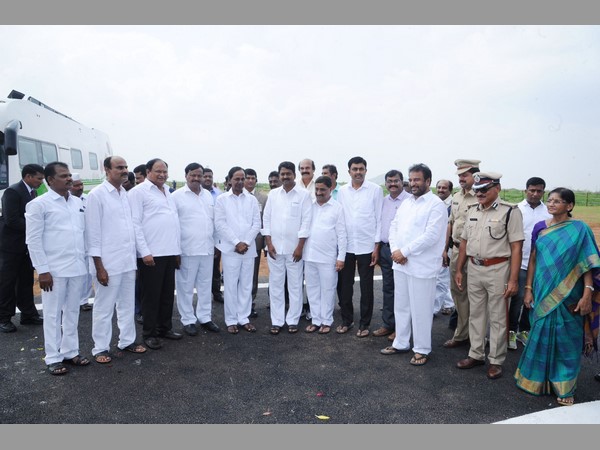 కేసీఆర్కు అనంత స్వాగతం, ఏపీ టిడిపి నేతల ఘన స్వాగతం