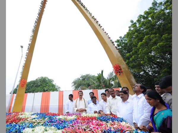 పరిటాల ఘాట్ వద్ద నివాళి