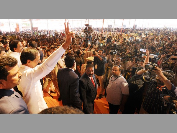 కేసీఆర్ను చూసేందుకు జనం ఎగబడ్డారు