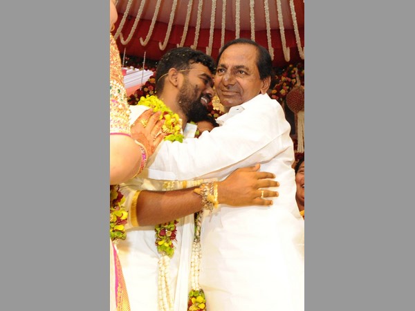 శ్రీరామ్ను ఆలింగనం చేసుకున్న కేసీఆర్