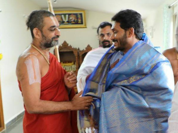 కొంతకాలంగా బిజెపికి దగ్గరయ్యే ప్రయత్నాలు