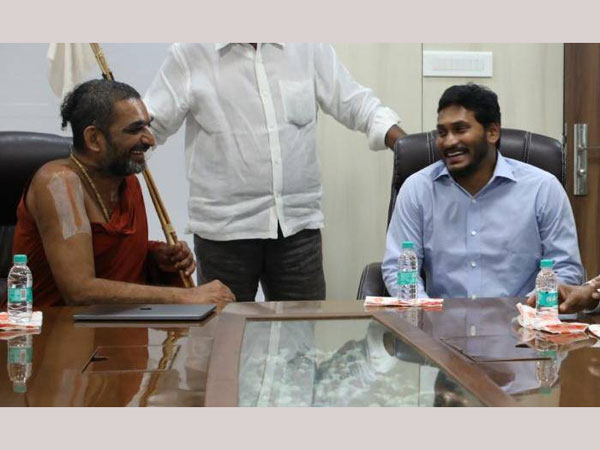 జగన్కు జీయర్ స్వాగతం