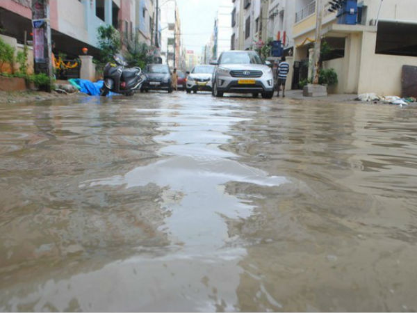 కొట్టుకుపోయిన కారు, బైక్