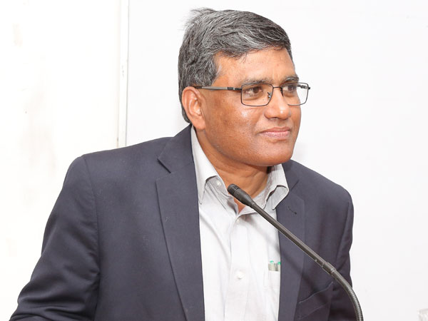 కీలక నిర్ణయాల్లో వర్శిటీల వెనుకడుగు