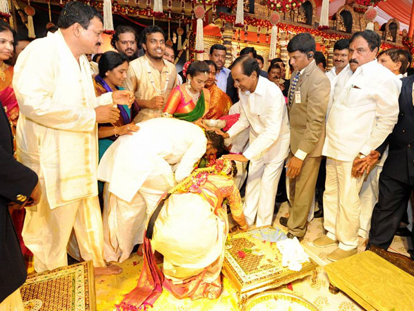 పరిటాల రవి మిత్రుడు, పెళ్లికి వెళ్తే తప్పా?