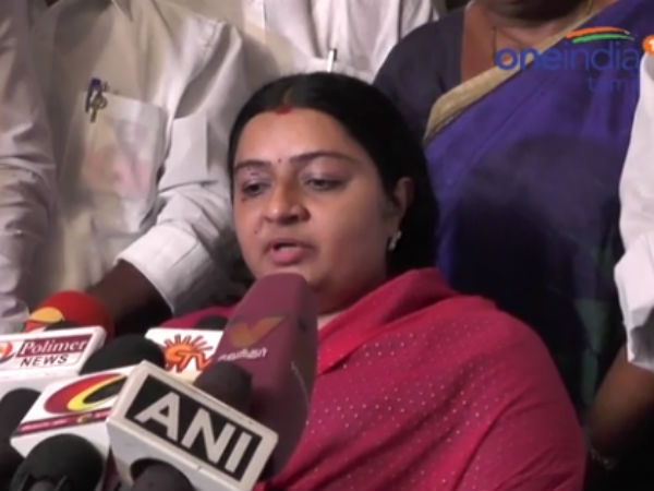 Deepa Jayakumar alleges death threat on WhatsApp Deepa Jayakumar alleges death threat on WhatsApp