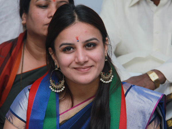 Actress Pooja Gandhi appears before Raichur jmfc court in Karnataka Actress Pooja Gandhi appears before Raichur jmfc court in Karnataka