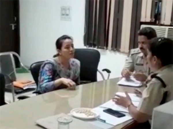 17 సిమ్లు ఉపయోగించిన హనీప్రీత్