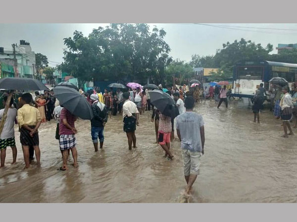 పొంగుతున్న చెరువులు, నాలాలు: