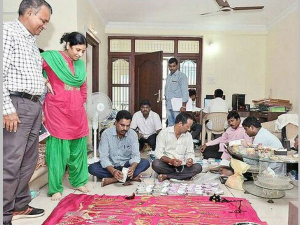 అక్కడ దాచాడు: