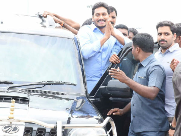 ప్రత్యేక విమానంలో కోర్టుకు జగన్