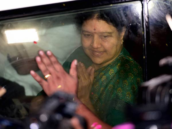 పెరోల్ నియమాలు గాలికి !