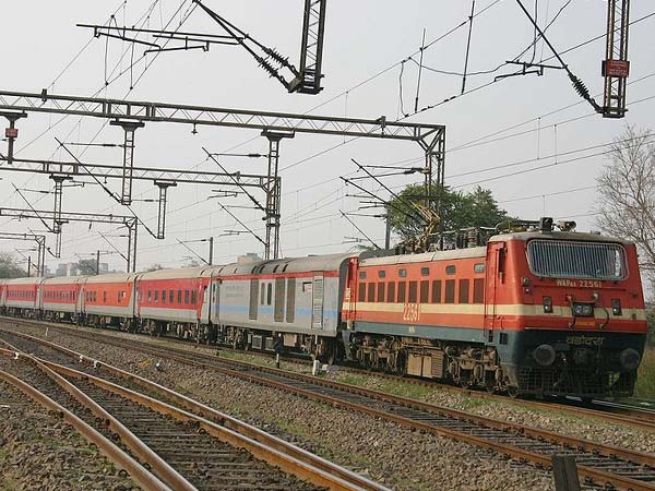 Major tragedy averted on Howrah-New Delhi route as man alerts driver in West Bengal Major tragedy averted on Howrah-New Delhi route as man alerts driver in West Bengal