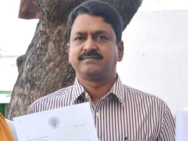 కేసీఆర్కు పయ్యావుల కేశవ్ వంగివంగి నమస్కరించారు