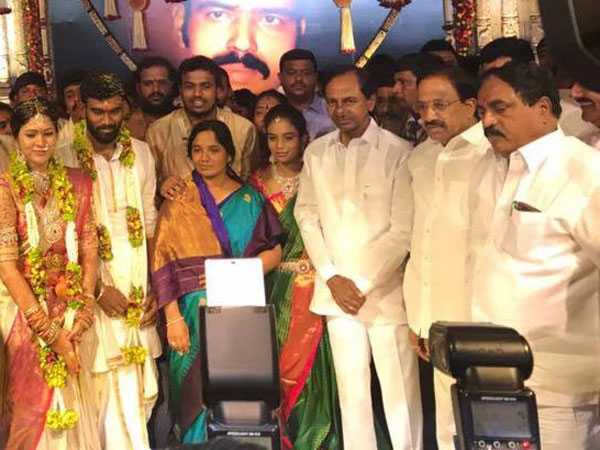 కెసిఆర్ పాదాలకు నమస్కరించడం తప్పా?
