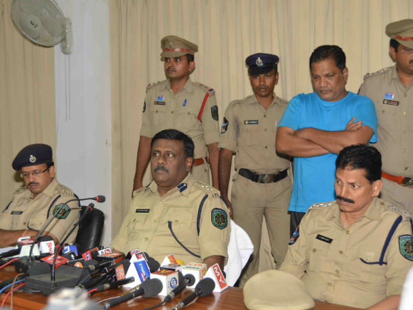 పద్మలతతో పరిచయం, వివాహేతర సంబంధం
