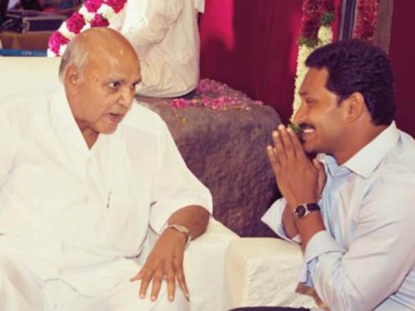 దాదాపు నలభై నిమిషాలు భేటీ