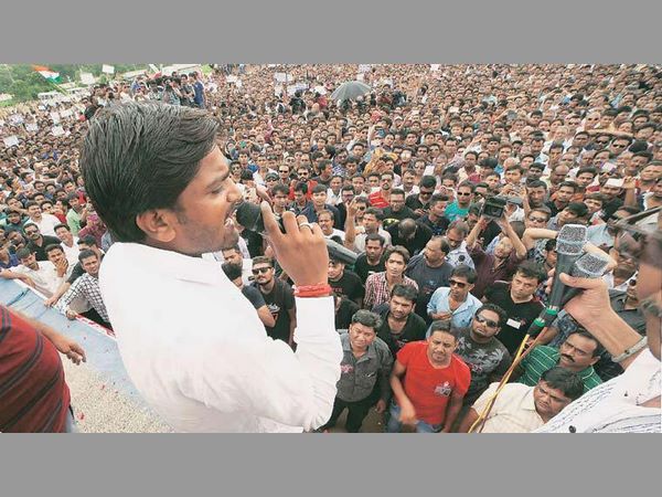 హార్దిక్ సభలకు భారీగా ప్రజల హాజరు