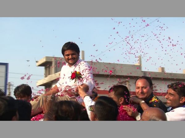 చిన్నప్పుడు వ్యాపారంలో తండ్రికి చేయూత