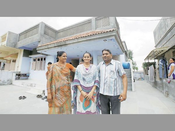 చెల్లి మోనికకు అందని సర్కారీ స్కాలర్ షిప్