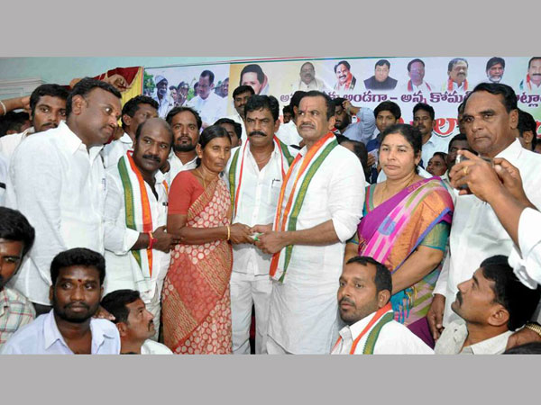 ర్యాలీగా వెళ్లి ఆందోళన