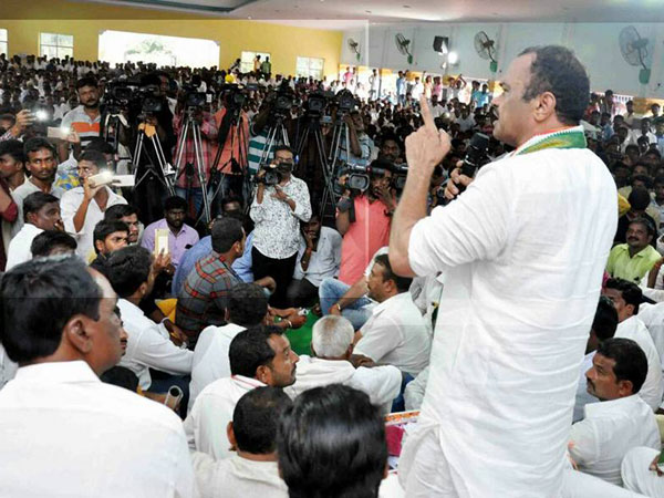 హరీశ్ చెప్పినా.. ప్రగతి భవన్ వీడని కేసీఆర్..