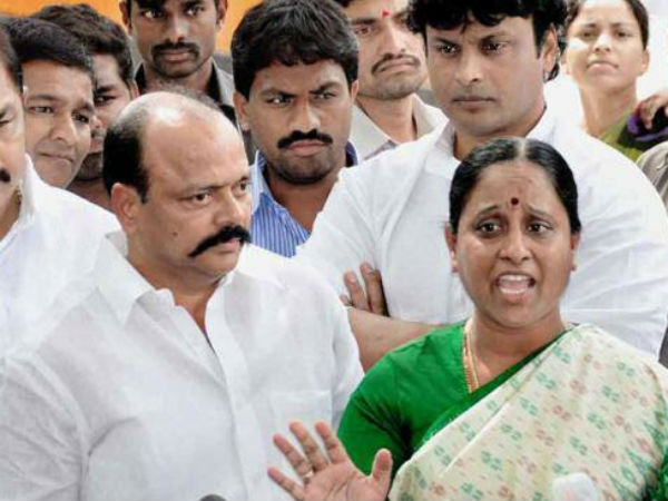 కొన్ని ఎర్రబల్లులు కావాలనే: