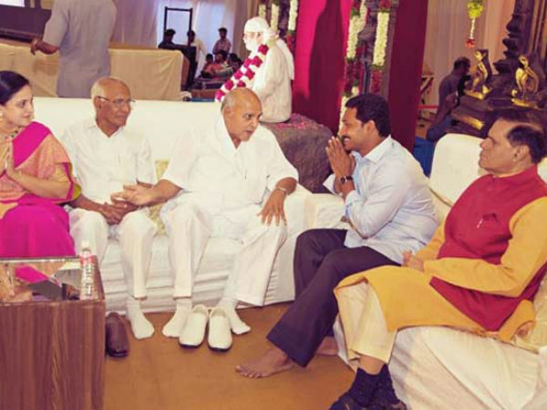 ఆసుపత్రిలో రామోజీని పరామర్శించిన జగన్